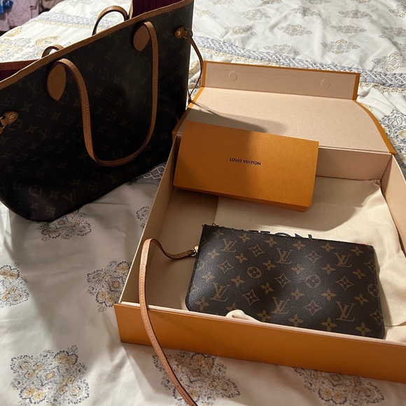 Louis Vuitton Handbags - Louis Vuitton neverfull Mm with magenta liner